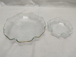 Jogo de 2 petisqueiras redondas em vidro super fino, desenho branco e friso ouro. Medindo a maior 21cm de diâmetro.
