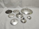 Lote de 8 tampas diversas, sendo em prata 90 e metal. Medindo a maior 20cm de diâmetro. Com leve desgaste.