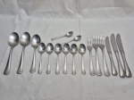 Parte de faqueiro com 17 peças em aço inox Tramontina 18/10. composto por 2 garfos de mesa, 2 facas de mesa, 2 colheres de sopa, 1 garfo de sobremesa, 1 colher de sobremesa, 1 faca de sobremesa, 6 colheres de chocolate e 2 colheres de chá.