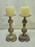 Par de castiçais em bronze ricamente trabalhado. Medindo 11cm x 26cm de altura.