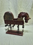 Lindo enfeite na forma de cavalo em madeira com patina vermelha e acabamento em metal dourado. Medindo 25,8cm x 8,5cm x 31cm de altura.