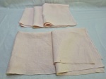 Jogo de 5 guardanapos em linho rosa.  Medindo 39cm x 41,5cm. Com marcas de guardado.