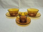 Lote de xícara de café e 2 bowls com presentuir em vidro marrom Duralex. Medindo o bowl 10,5cm x 5cm de altura.