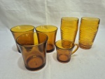 Lote de 2 copos de água, 3 copos de suco e xícara de café em vidro marrom. Medindo o copo maior 6,5cm x 11,5cm de altura.