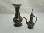 Lote de vaso floreira e bule indiano em latão cinzelado. Medindo o maior 16cm de altura.