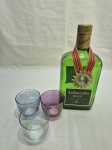 Lote de garrafa vazia do whisky Ambassador Royal e 3 copos de aperitivo em vidro colorido. Medindo a garrafa 23cm de altura.