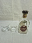 Lote de garrafa vazia do whisky Cardhu e 2 copos de aperitivo em vidro. Medindo a garrafa 23cm de altura.