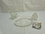 Lote de travessa oval, saleiro, cremeira e potiche em demicristal. Medindo a travessa 9cm x 13cm x 4,5cm de altura.