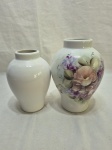 Lote de 2 vasos floreira em porcelana, sendo uma branco e uma floral. Medindo o maior 20cm de altura.