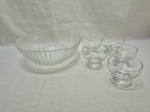 Lote de travessa bowl com 5 cumbucas de sobremesa em vidro. Medindo o bowl 26cm x 10cm de altura, cumbuca 9cm x 7cm de altura.