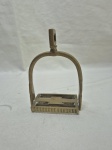 Antigo estribo em bronze trabalhado. Medindo 11cm x 5,5cm x 15,5cm de altura.