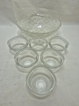 Travessa redonda com 6 cumbucas em vidro incolor. Medindo o bowl 25cm x 8cm de altura, cumbuca 9cm x 5,5cm de altura.