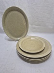 Lote de 3 pratos rasos, 1 prato de sobremesa e 1 travessa oval em porcelana Real, modelo Tavola. Medindo a travessa 29,5cm x 23cm.
