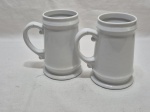Par de canecas de cerveja em porcelana branca. Medindo 8cm x 15,5cm de altura.