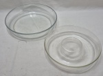 Lote de travessa redonda e forma de bolo em vidro temeprado. Medindo a travessa 26cm x 5,5cm de altura. Com leve bicado.