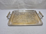 Bandeja retangular em prata 90 Belprata com fundo cinzelado. Medindo 42cm x 32,5cm x 48cm de alça a alça. Com desgaste.