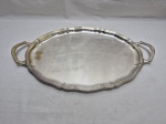 Bandeja oval em prata 90 com borda recortada. Medindo 42,5cm x 31,5cm x 51cm de alça a alça. Com desgaste.