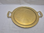Bandeja retangular em metal dourado Bellini com fundo cinzelado e borda gomada. Medindo 37cm x 46cm de alça a alça.
