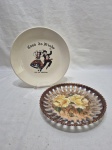 Lote de 2 pratos decorativos em porcelana. Medindo o maior 22cm de diâmetro.