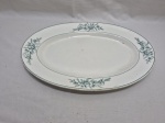 Travessa oval rasa em porcelana portuguesa com borda floral. Medindo 40cm x 27,5cm.