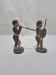 Lote de 2 esculturas de povos originários em madeira bicolor. Medindo o maior 18cm de altura.