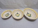 Lote de 3 travessas ovais fundas em cerâmica vitrificada com pintura floral. Medindo o maior 29,5cm x 22cm x 7cm de altura, com fio de cabelo.
