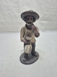 Linda escultura de homem em terracota. Medindo 21cm de altura.