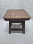 Pequena banqueta em madeira ripada. Medindo 24cm x 24cm x 25cm de altura.