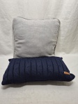 Lote de 2 almofadas. Medindo a cinza 40cm x 40cm, azul 48cm x 26cm.