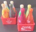 Colecionismo- 2 miniaturas de Engradados de coca cola com  Garrafinhas Coca Cola Engradado Olimpíadas Atenas ano de 2004 !! acervo de colecionador !! alto valor comercial cerca de 60,00 reais !!