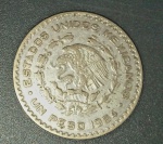 Moeda - Mexico !! material Prata !! data de 1964 !! valor de 1 Peso !! Bnito emblema com mdesenho de cobras !!
