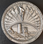 Medalha ,  A nação Brasileira ao imigrante - , caxias do sul - alto relevo , perfeito estado , datado em 28/02/ 1954 !! Linda !!! tamanho de peça grande 70mm de diametro, acervo de colecionador !! metal cor prateado !!