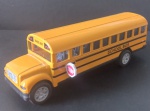 Colecionismo- Miniatura de Onibus escolar !! tipo Lotação modelo tradicional !! com placa de Stop e Porta que abre e fecha !! tipo longo comprimento de 13cm  !! material plastico estrudado !!