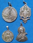 4 Medalhas de padroeiras !! foleadas a Prata !! para uso em colar ou pulseira !! Santa Maria !! + santa Edviges !! etc... acervo de colecionador !!