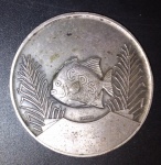 Medalha Comemorativa dos 25 anos do Clube de pesca de Santos !! simbolo do Peixe e linda imagem do local !! tamanho de 55mm de diametro material de aço dor de prata !! acervo de colecionador !!