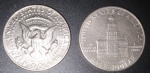 Moeda USA  !! valor de One Dollar /Comemorativa 1776 / 1976 , desenho da catedral ,  alto valor de mercado !! e tambem outra da data de 1974 !!'