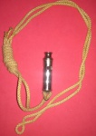 colecionismo - apito de metal , modelo utilizado por guarda de transito !!!! com cordão de pescoço originla !!!