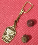 Colecionismo- 3 peças antigas !! Chaveiro de Jerusalem !! material metal dourado !! e 2 dedais em metal com desenhos diferentes  , utilizados para costuras de roupas , acervo de colecionador