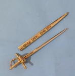 Colecionismo- Abridor de cartas de Toledo Espanha !! modelo espada com bainha com lindos desenhos !! cor de ouro !!! tamanho de 16 cm de comprimento !!