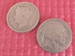 2 Moedas - USA !!! bem antigas !! Indio 1936 !! Bufallo !! e V Cents do ano de 1912 !! mais de cem anos !! alto valor de mercado !! material cuproniquel !!