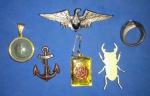 6 Peças , 3 Broxes !! + anel , Pingente Lua e Estrelas !! lindas peças !! broxes Aguia , Ancora !!etc.. materiais diversos ..