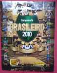 Colecionismo- Album de figurinhas Campeonato Brasileiro ano de 2010 !! 99,99% completo falta apenas uma figurinha !! !! edição Panini !!valor de mercado completo= 400,00 Reais !!  Acervo de colecionador !! !! 