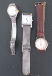 3 Relógios  !! modelos tipos femininos !! diferentes , pulseira de ço tipo cordoalha muito bonito !! + modelo cosmo !! e Ultimo marca Seiko feminino !! !! precisa conserto ou revisão , muito tempo sem uso !! !! acervo de colecionador .