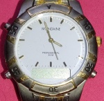 Relógio - Marca Mondaine Profissional ! 50 metros de resistencia  !! Pulseira metalica duas cores !! Precisa revisão ou conserto  !! Muito tempo parado , acervo de colecionador !! 