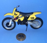 Miniatura de Suzuki RM , esportiva , modelo importado de competição     