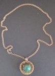 Semi - Joia !! colar de corrente cor de ouro !! com pedra presa em representação de Sol !! material da pedra quartzo verde !!! comprimento de 64cm ( 2x 32cm )