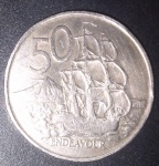 Moeda Estrangeira !! Figura do Endeavor !! Nova Zelandia !! Primeiro navio a dar a volta completa no planeta terra ! !!! figura de Elezabeth II !! dificil de aparecer !!