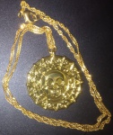 Medalhão do emblema dos Piratas do caribe !! Igual ao Filme !! cor de ouro !! corrente para pescoço !!