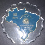 Placa de Comemoração de 90 anos da Loja Asis 1919 / 2009 !!  nr. 651 !! material vidro e metal dourado !! representando o mapa do Brasil !!