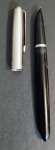Caneta Tipo tinteiro !! Marca Parker !! em 2 cores !! preto e prata !! com bomba de sucção metalica !! nome gravado no corpo ... acervo de colecionador !! provavel decada de 1970 !!